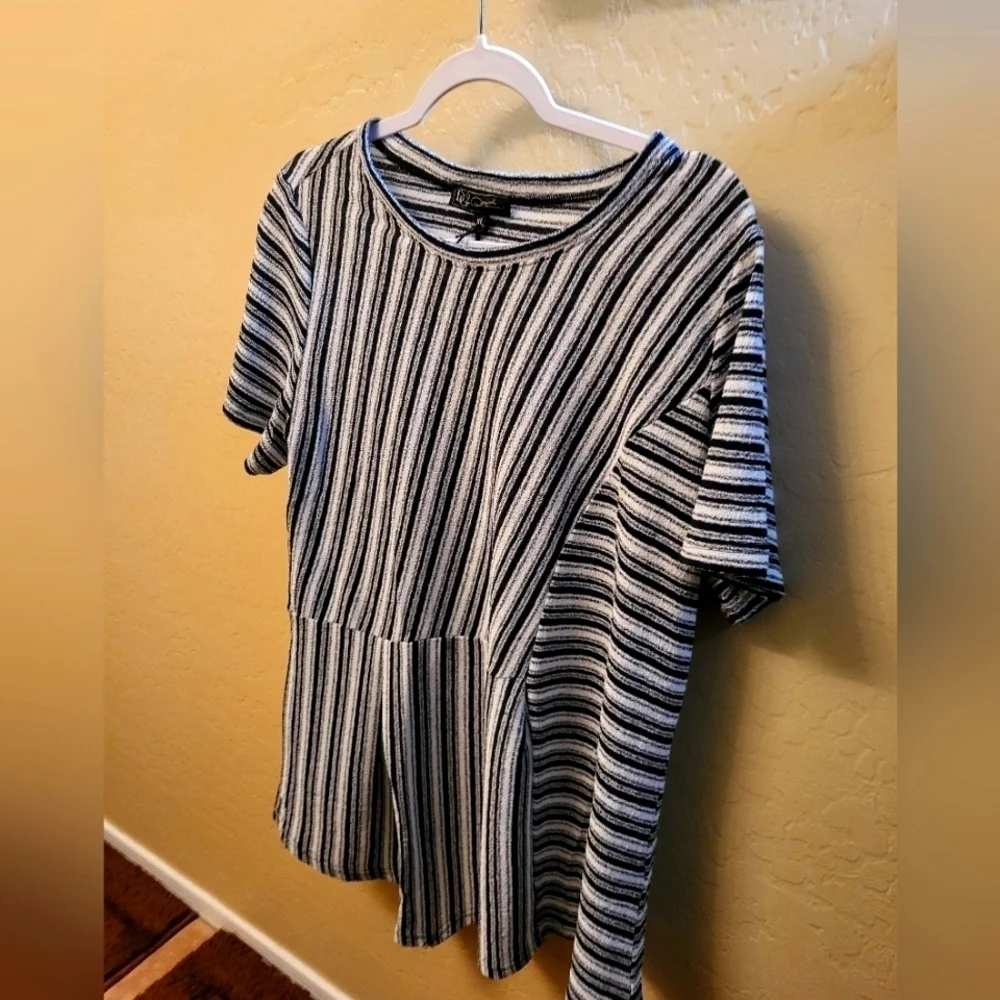 DG2 black and white asymmetrical stripped blouse XL NWT - Picture 5 of 10
